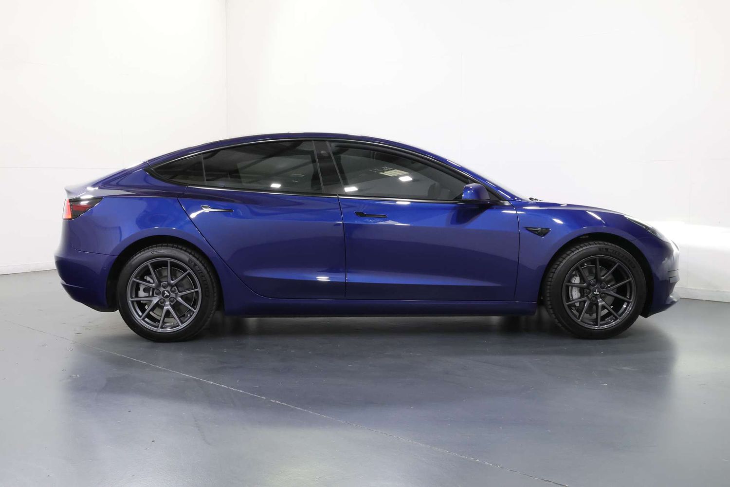 2022 Tesla Model 3 Rear-Wheel Drive