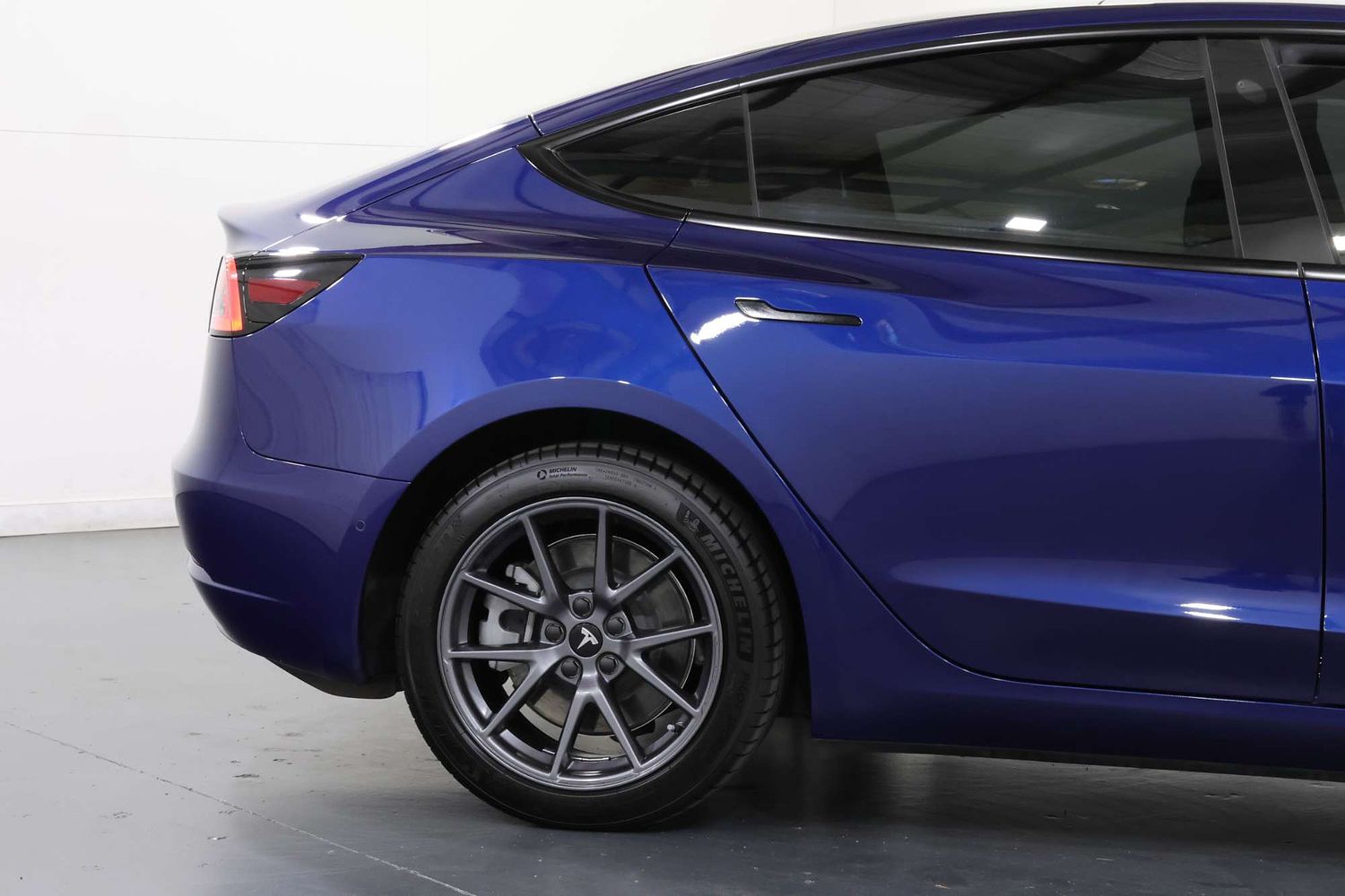 2022 Tesla Model 3 Rear-Wheel Drive