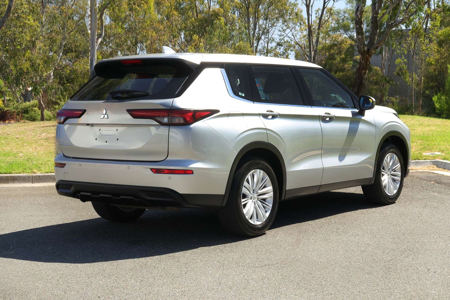 2024 Mitsubishi Outlander ES