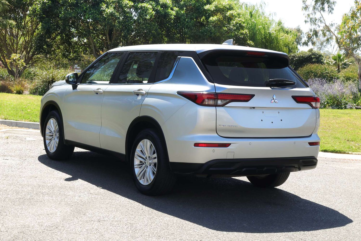 2024 Mitsubishi Outlander ES