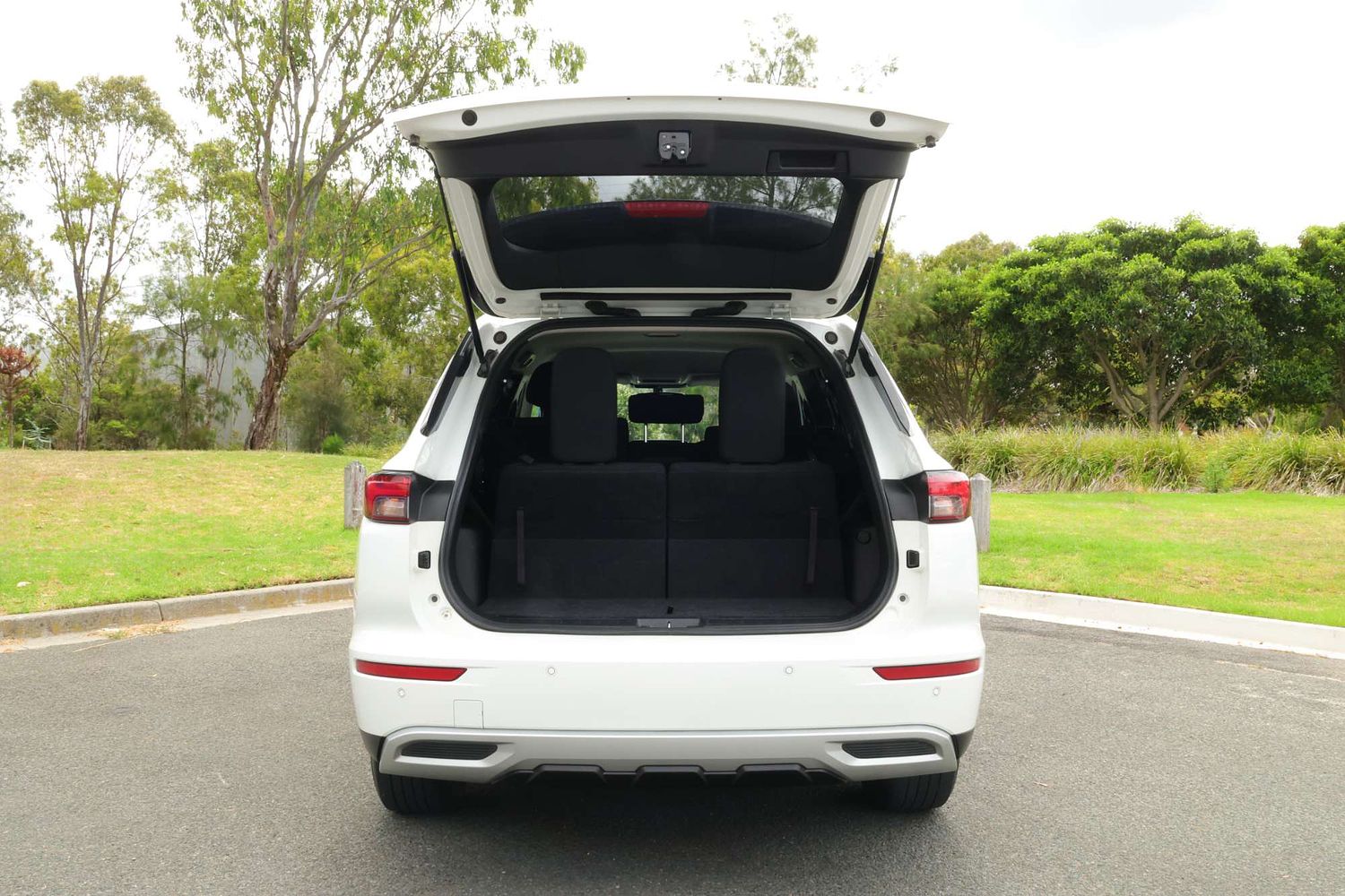 2023 Mitsubishi Outlander LS