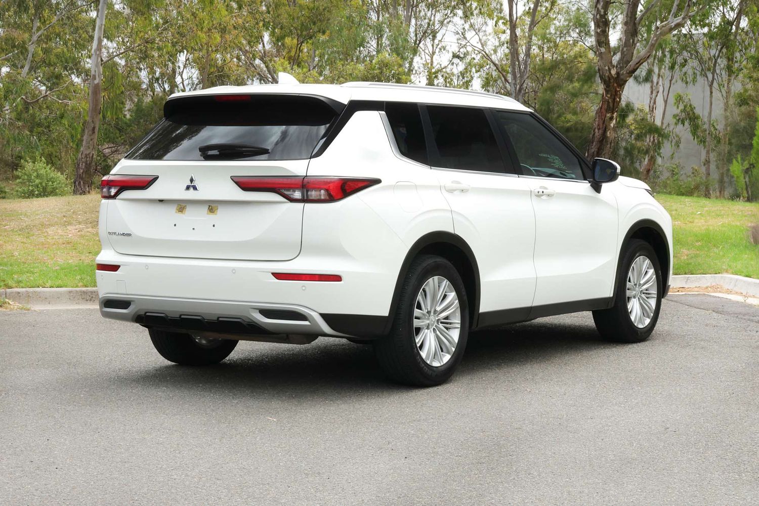 2023 Mitsubishi Outlander LS