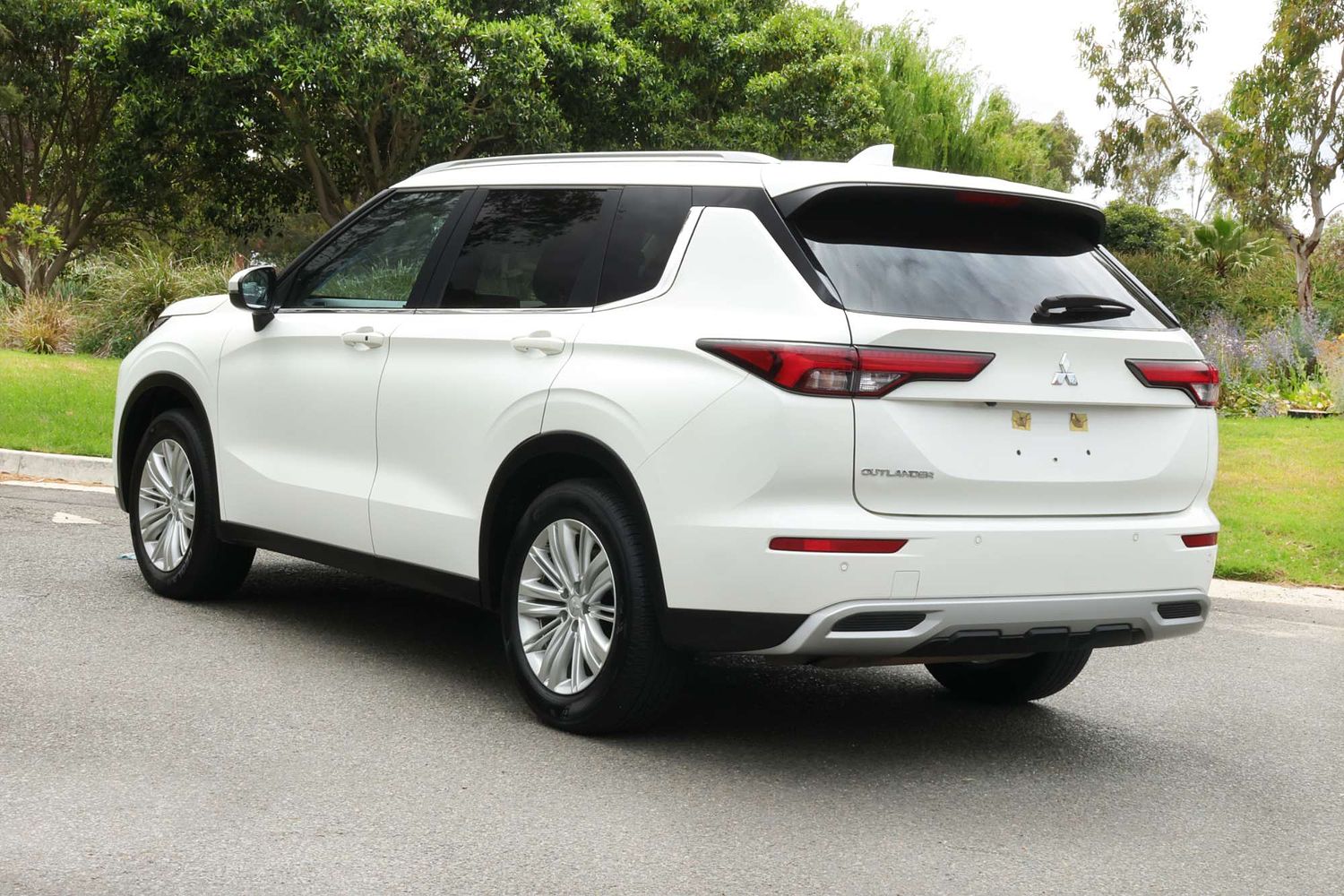 2023 Mitsubishi Outlander LS